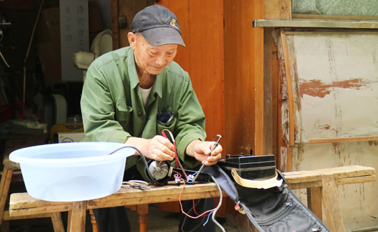 一位測繪老黨員和他的義務(wù)修理鋪 一位測繪老黨員和他的義務(wù)修理鋪